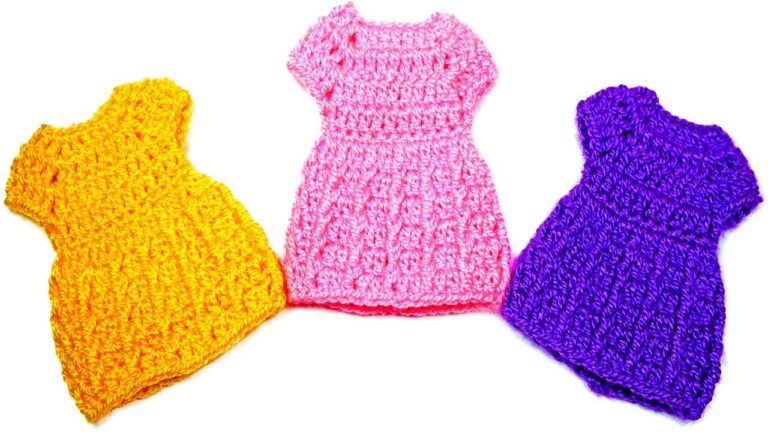 Te enseñamos cómo crear ropa de crochet para tus muñecas en casa