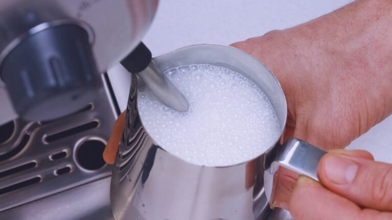 Aprende a hacer espuma de leche en cafetera con estos sencillos pasos.